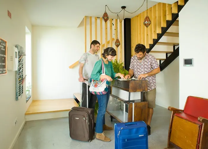 Albergue The Holy Cow - & Ponta Delgada